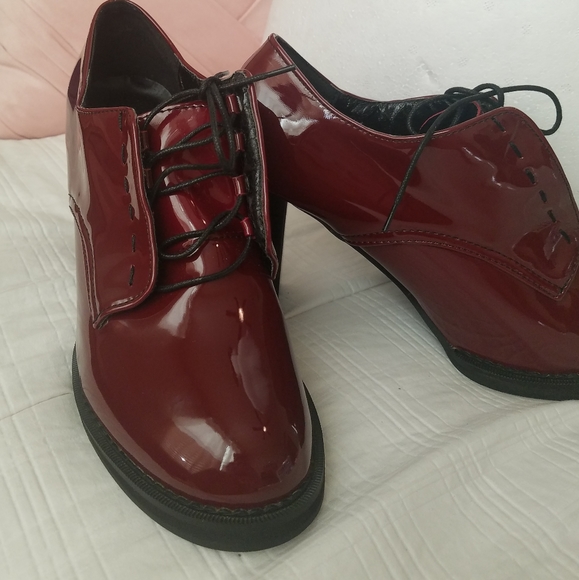 Italian brand Vero Cuoio Burgundy Oxford Patent Red Leather Booties - Picture 9 of 9
